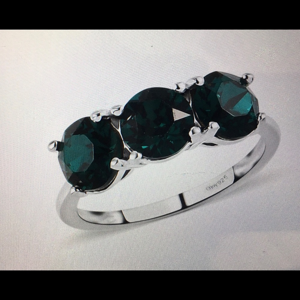 CLOSEOUT Emerald color Crystal Ring.  NWT